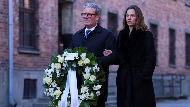 British Prime Minister Keir Starmer and his wife Victoria Starmer visit the Memorial And Museum Auschwitz-Birkenau, a former German Nazi concentration and extermination camp, in Oswiecim, Poland January 17, 2025. REUTERS/Aleksandra Szmigiel dqxikeidqkikdinv