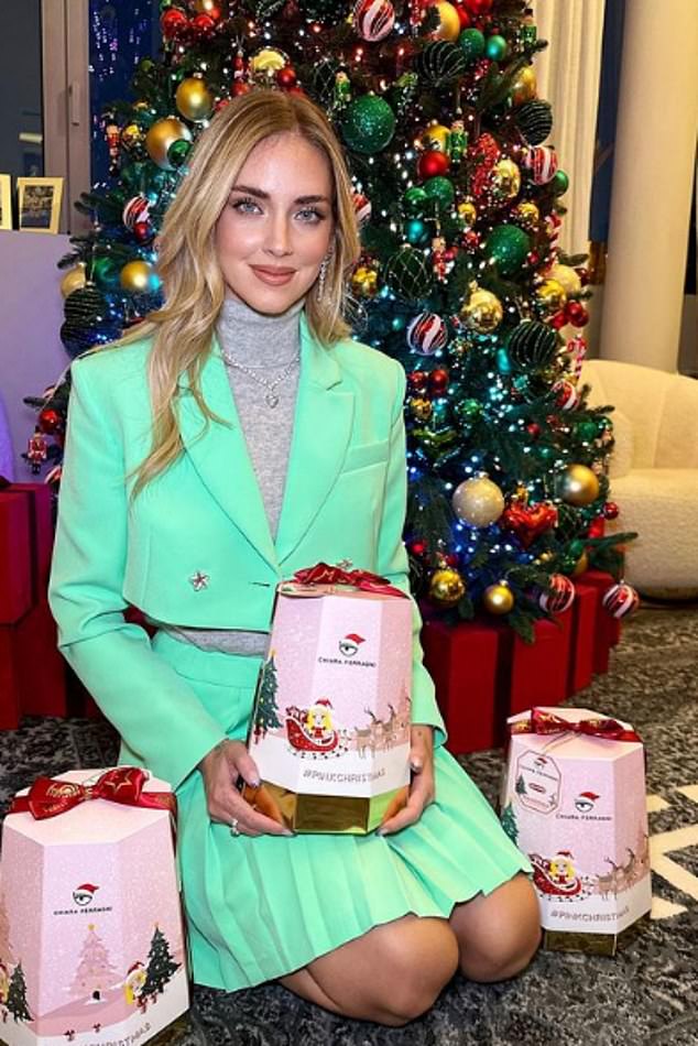 A social media post shows Ferragni, 36, holding the special edition cake she created in a pink box as she kneels in front of a Christmas tree dqxikeidqkikdinv