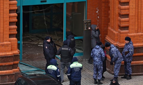 Law enforcement officers at the site of the blast in Moscow dqxikeidqkikdinv
