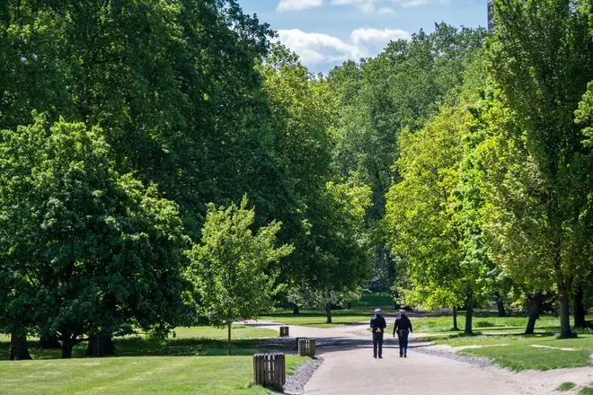 UK, England, London, Westminster, Green Park. Two police constables walking on a path through an empty Green Park, next to Buckingham Palace dqxikeidqkikdinv