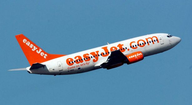 easyJet Boeing 737 in the air dqxikeidqkikdinv