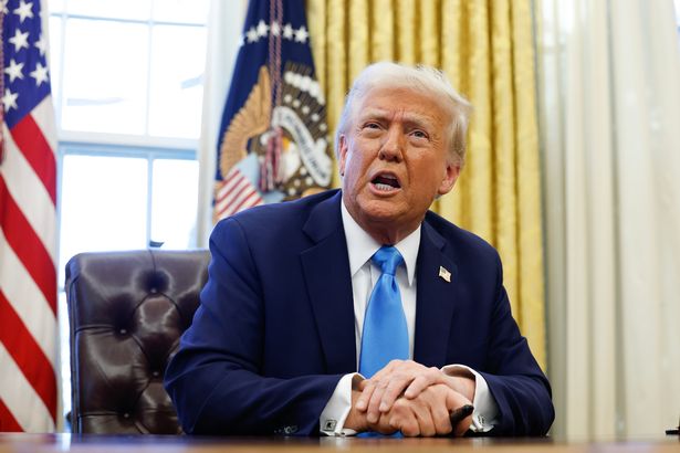 Trump sits in Oval Office dqxikeidqkikdinv