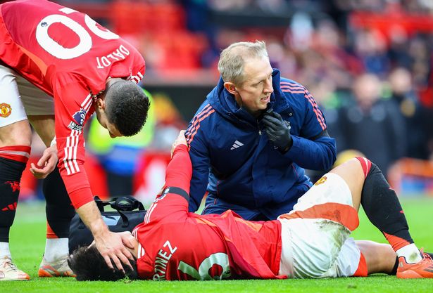 MANCHESTER, ENGLAND - FEBRUARY 2: Manchester United’s Lisandro Martinez lays injured during the Premier League match between Manchester United FC and Crystal Palace FC at Old Trafford on February 2, 2025 in Manchester, England. (Photo by Alex Dodd - CameraSport via Getty Images) dqxikeidqkikdinv