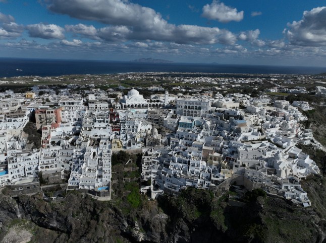 A drone view shows the village of Fira, as the increased seismic activity continues on the island of Santorini, Greece, February 7, 2025. REUTERS/Stelios Misinas dqxikeidqkikdinv