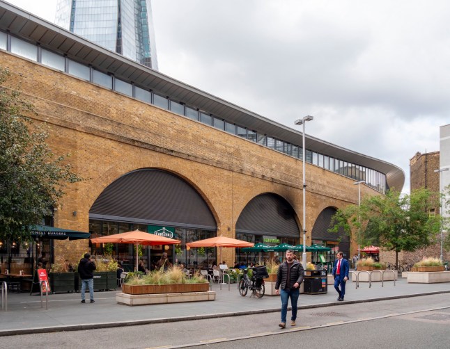 A row of restaurants on the outside of London Bridge station. dqxikeidqkikdinv
