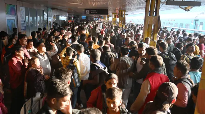 Heavy Rush In Trains For Last Amrit Snan On Prayagraj Kumbh dqxikeidqkikdinv