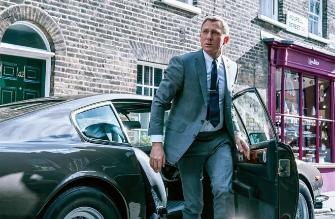 Daniel Craig as James Bond dqxikeidqkikdinv