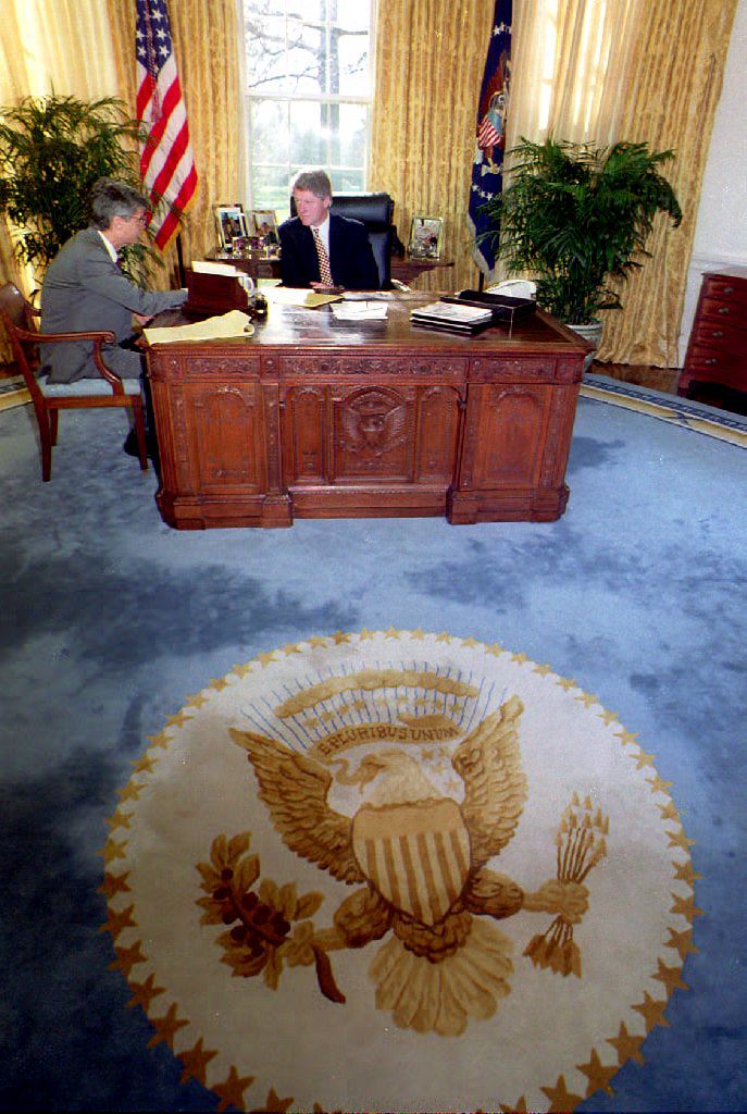 Clinton at the Resolute Desk dqxikeidqkikdinv
