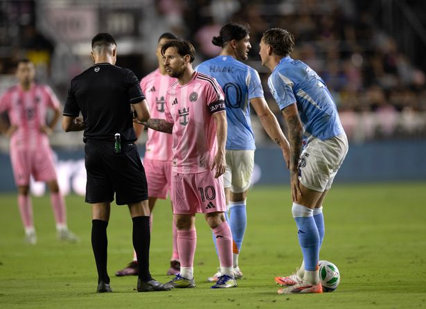 Messi speaking with referee Alexis Da Silva dqxikeidqkikdinv