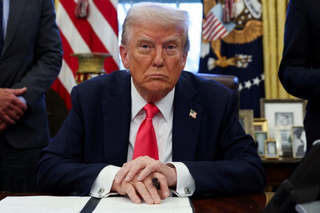 U.S. President Donald Trump looks on on the day he signs an executive order in the Oval Office, at the White House in Washington, D.C., U.S. February 25, 2025. REUTERS/Evelyn Hockstein dqxikeidqkikdinv