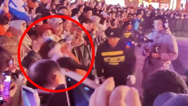 Robot appears to attack crowd of people. dqxikeidqkikdinv
