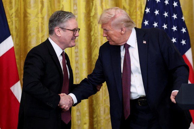 U.S. President Donald Trump and British Prime Minister Keir Starmer shake hands at a press conference at the White House in Washington, D.C., U.S., February 27, 2025. REUTERS/Kevin Lamarque dqxikeidqkikdinv