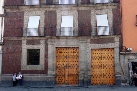 Building facade with wonky-looking windows and doorframes dqxikeidqkikdinv